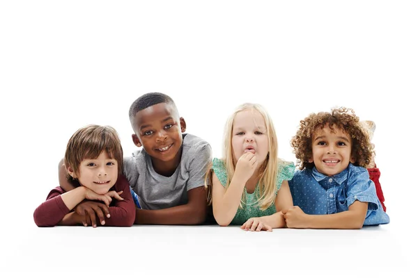 Sorriso Diversidade Crianças Rosto Chão Juntos Contra Fundo Branco Amigos — Fotografia de Stock