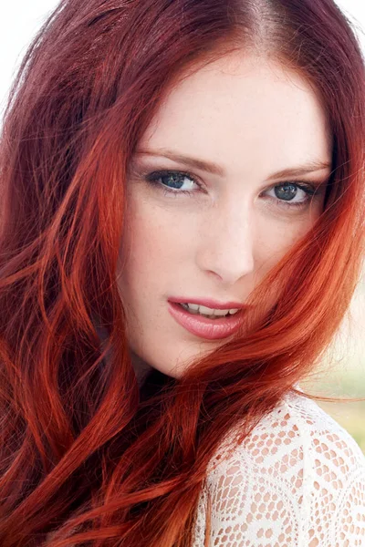 Redhead Ομορφιά Closeup Και Γυναίκα Πορτρέτο Εξωτερική Τζίντζερ Χτένισμα Και — Φωτογραφία Αρχείου