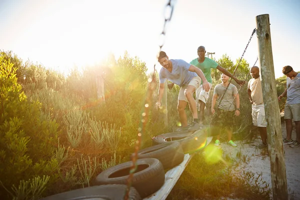 Haben Sie Das Zeug Dazu Eine Gruppe Männer Durchläuft Bootcamp — Stockfoto