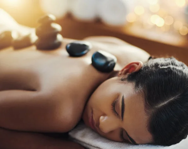 Kvinna Koppla Och Sova Rock Massage Spa För Hudvård Skönhet — Stockfoto