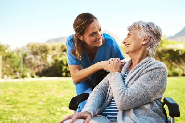 Oudere Vrouw Verpleegster Rolstoel Levensverzekering Gezondheidszorg Tuin Bij Verpleeghuis Gelukkige — Stockfoto