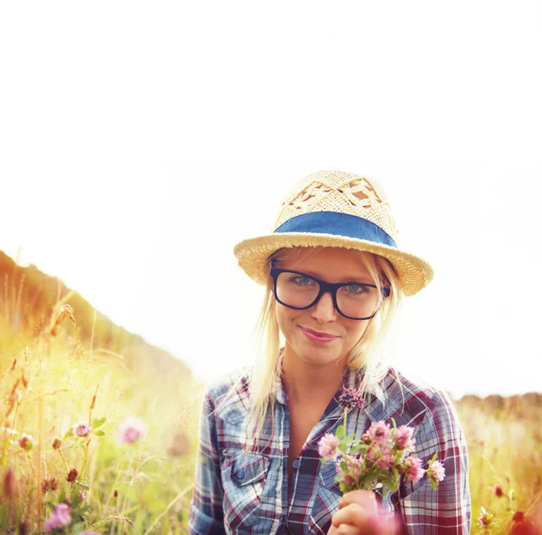 Portrét Krajina Žena Květinami Poli Pro Svobodu Wellness Čerstvý Vzduch — Stock fotografie