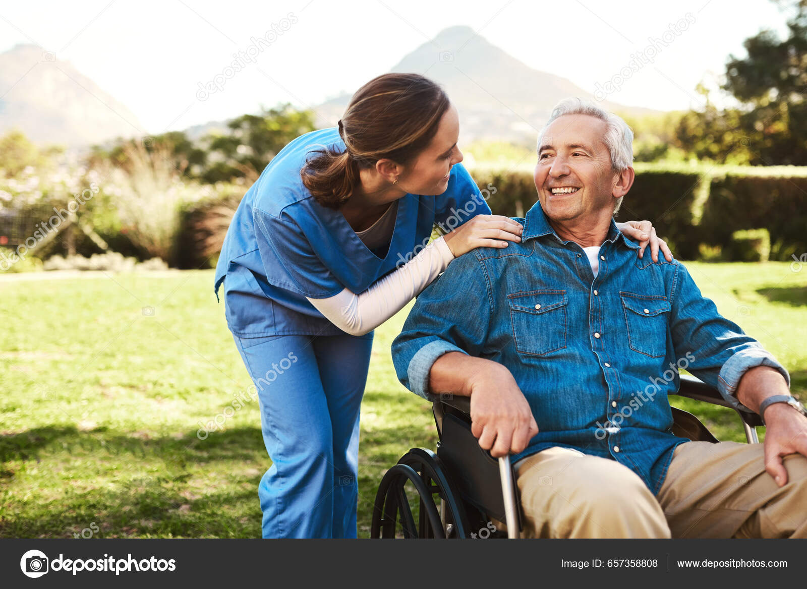 Senior Mand Sygeplejerske Kørestol Til Støtte Sundhedspleje Eller Have  Plejehjem — Stock-foto © PeopleImages.com #657358808