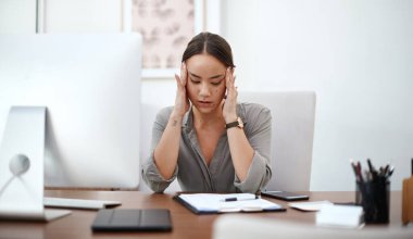 Migren, baş ağrısı ve iş kadını online kariyeri tükenmiş, zihinsel sağlık riski ve hatası var. Asyalı kişinin beyin sisi, sorunu ya da acısı ya da çalışan masaj tapınağı, yorgunluk ve stres.