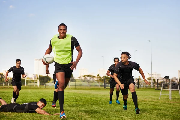 Takımın Hızlısı Benim Gün Boyunca Rugby Oynayan Bir Grup Sporcunun — Stok fotoğraf