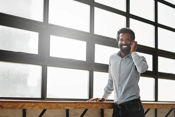 Ventana Sonrisa Llamada Telefónica Con Hombre Negocios Que Habla Oficina —  Fotos de Stock