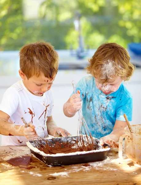 Memanggang Anak Anak Dan Teman Teman Berantakan Dapur Bersama Sama — Stok Foto