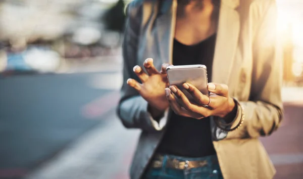 Mulher Negócios Mãos Telefone Rede Cidade Redes Sociais Mensagens Texto — Fotografia de Stock