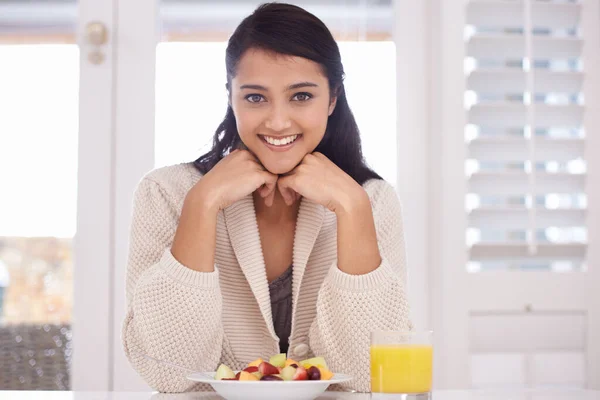 Começando Dia Com Pequeno Almoço Saudável Uma Jovem Bonita Desfrutando — Fotografia de Stock