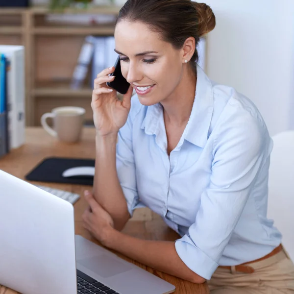 Llamada Telefónica Mujer Negocios Laptop Oficina Para Planificación Consultoría Comunicación — Foto de Stock