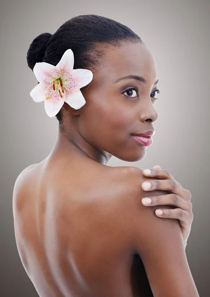 花のように繊細な美しさ 灰色の背景を持つ蘭と美しいアフリカ系アメリカ人モデルのスタジオの肖像画 — ストック写真
