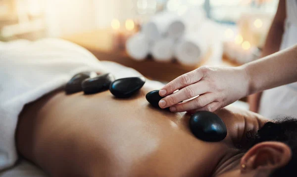 Kvinna Händer Och Stenar Ryggen Massage Spa För Hudvård Skönhet — Stockfoto