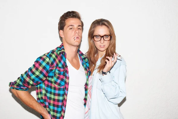 Gençlikte Gözlüklü Sigara Içen Hippi Çiftlerin Parti Portresi Genel Moda — Stok fotoğraf