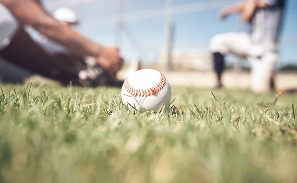 Beyzbol Sahasına Götür Maç Sırasında Sahada Yatan Bir Beyzbol Topu — Stok fotoğraf