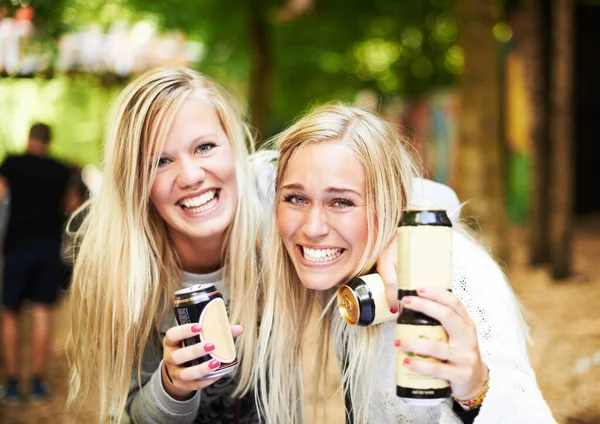 Naar Het Festivalfeest Gaan Een Twee Jonge Blonde Vrienden Drinken — Stockfoto