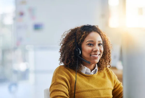 コールセンターのコンサルティング 顧客サービスでの会話の仮想アシスタント Crmまたは幸せな女性 テレマーケティングまたは通信会社のコミュニケーション フレンドリーな販売コンサルタントヘルプデスク — ストック写真