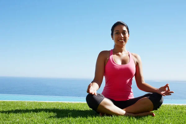 Lotushouding Een Jonge Vrouw Zittend Het Gras Een Yoga Positie — Stockfoto