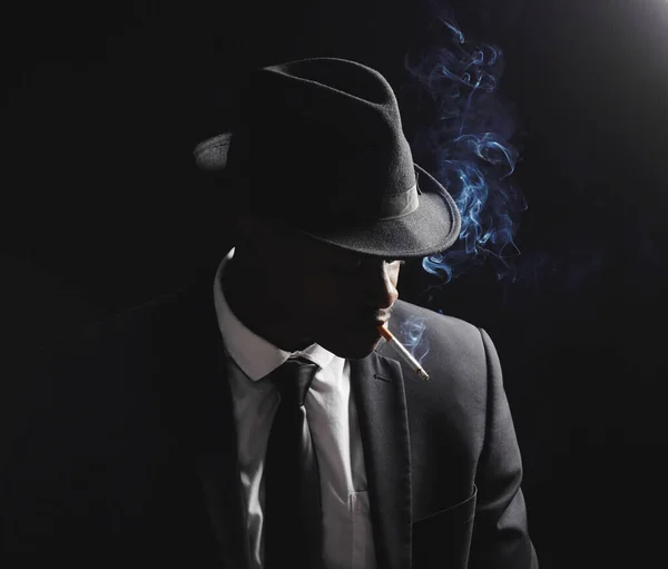 Muž Gangster Cigarety Studiu Černém Pozadí Kouřem Siluetou Nebezpečné Stínu — Stock fotografie