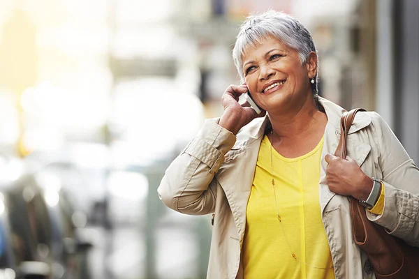 Llamada Telefónica Sonrisa Anciana Feliz Mujer Viaje Urbano Viajar Hablar —  Fotos de Stock