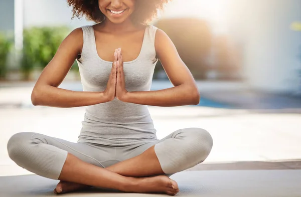 Šťastná Žena Ruce Jóga Meditaci Pro Wellness Zen Cvičení Nebo — Stock fotografie