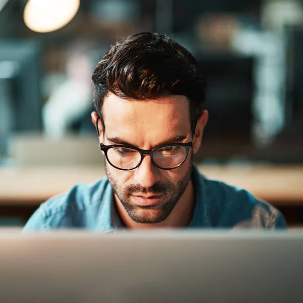 計画戦略 オンライン研究 夜に電子メールを読むためのオフィスのコンピュータで焦点を当てた男 顔と眼鏡 ビジネス インターネットや技術のための深刻な労働者 デスクトップPcやウェブサイト接続 — ストック写真