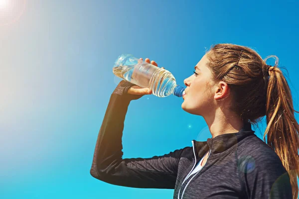 Woman Drinking Water Health Fitness Blue Sky Athlete Outdoor Hydration — Stock Photo, Image