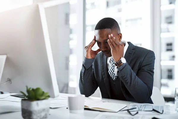 職場でのプロの黒人男性 ストレス燃焼 うつ病や脳の霧がオフィスで デスクで痛みを持つ男性 片頭痛や疲れ 過労とビジネス危機の不安 — ストック写真