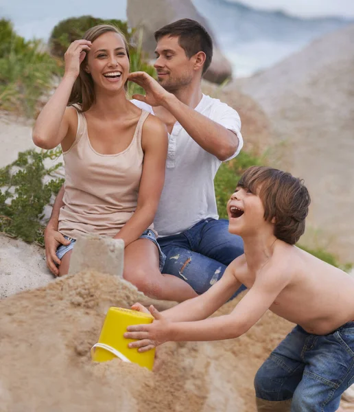夏にビーチで家族 笑いと砂の城を楽しみ 旅行や愛との休日 おもちゃのバケツと一緒に海で休暇で遊ぶ男と女と興奮した子供 開発と幸福 — ストック写真