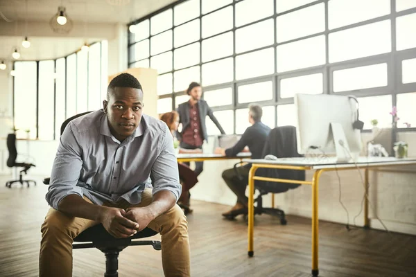 Jefe Silla Retrato Hombre Negro Oficina Emprendedor Startup Con Ideas — Foto de Stock