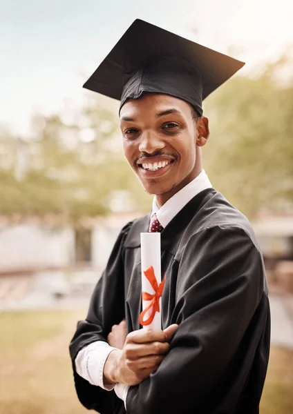 Studentka Portret Czarny Mężczyzna Rozdaniu Dyplomów Uśmiech Świeżym Powietrzu Mężczyzna — Zdjęcie stockowe