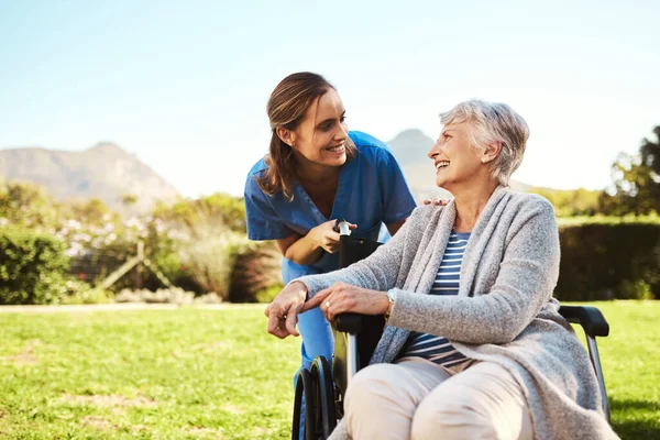 Senior Mulher Enfermeira Cadeira Rodas Para Suporte Saúde Seguro Vida — Fotografia de Stock