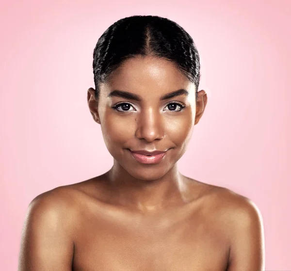 ピンクの背景 スタジオ きれいな皮膚科の結果に女性 スキンケアと顔の肖像画 幸せなアフリカ人 女性モデルと自信を持って自然の美しさ 輝く肌と審美的な化粧品 — ストック写真