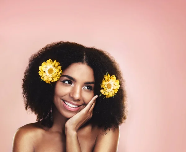 Gelukkige Vrouw Denken Bloemen Voor Haarverzorging Schoonheid Studio Achtergrond Met — Stockfoto