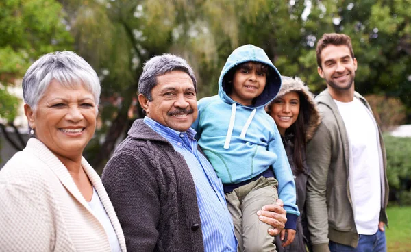 Grande Famiglia Sorriso Ritratto Nel Parco Con Bambino Genitori Nonni — Foto Stock