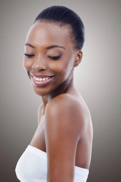 Avslappnad Skönhet Vacker Afrikansk Kvinna Tittar Ner Sin Bara Axel — Stockfoto