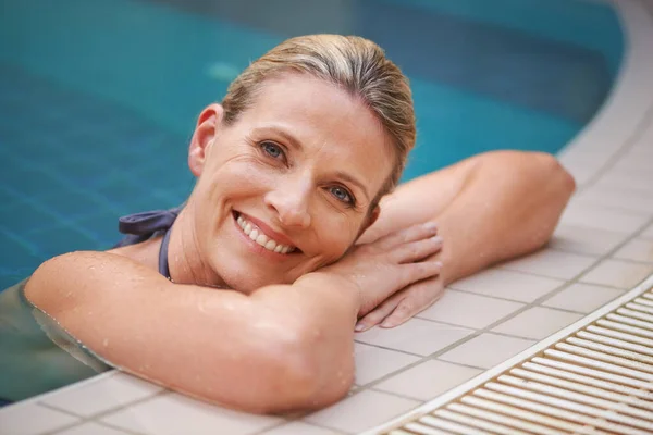Schwimmbad Glücklich Und Porträt Der Frau Entspannen Urlaub Sommerurlaub Und — Stockfoto