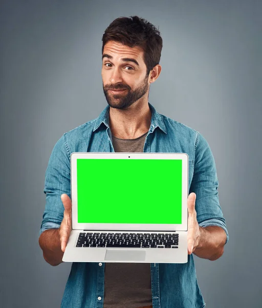 Mężczyzna Laptop Portret Makietą Zielony Ekran Reklamy Lub Marketingu Szarym — Zdjęcie stockowe