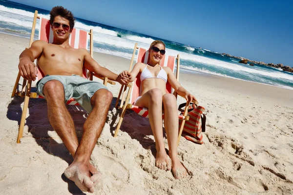 チルド ビブス 幸せな若いカップルの肖像画彼らのデッキチェアに乗ってビーチで — ストック写真