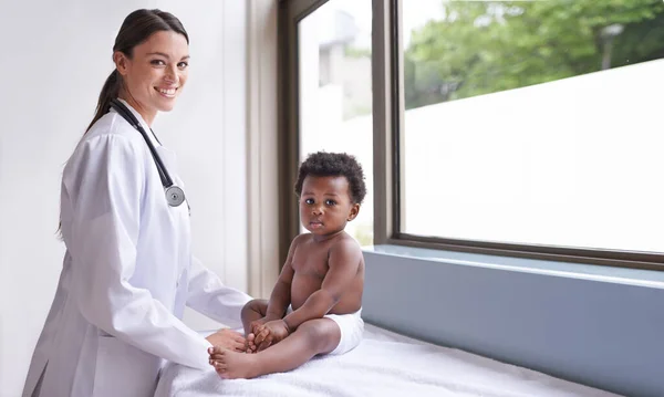 Γιατρός Γυναίκα Αγοράκι Παιδιατρική Και Την Υγεία Την Πρώιμη Ανάπτυξη — Φωτογραφία Αρχείου