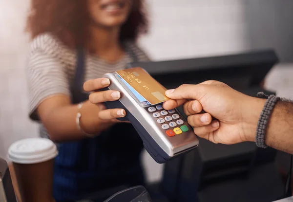 Máquina Tarjeta Crédito Cafetería Manos Del Cliente Para Compras B2C — Foto de Stock