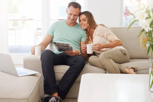Reading Newspaper Mature Couple Couch Tea Love Affection Relax Together — Stock Photo, Image