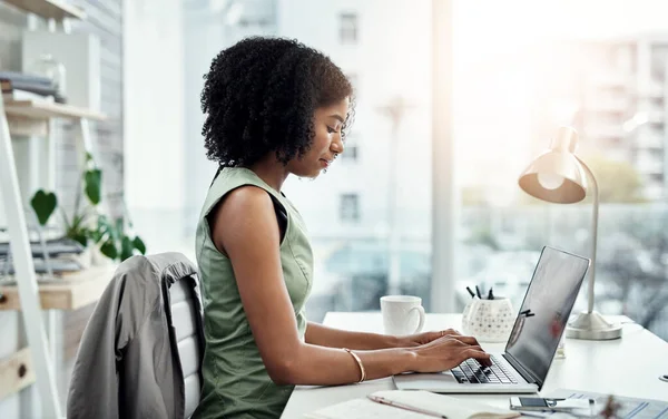 Corporate Ondernemer Zwarte Vrouw Met Een Laptop Typen Verbinding Voor — Stockfoto