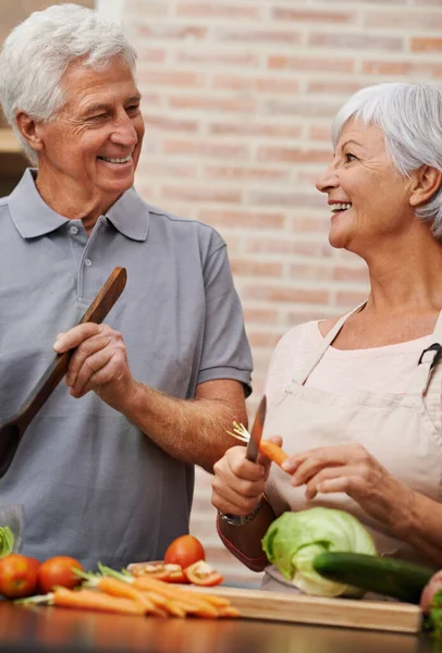 健康和与老夫妇在厨房共进午餐 吃沙拉 爱和营养 微笑着退休吧 与老男人和女人一起在家里切蔬菜当食物 晚餐和菜谱 — 图库照片