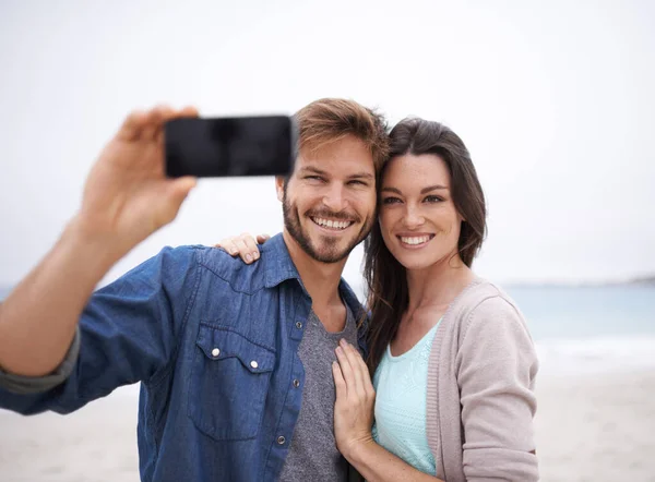 セルフィー カップルの抱擁ビーチでの旅行 屋外での自由を一緒に 抱擁と旅行の影響力のある人々はブログ フォロワーやソーシャルメディアのプロフィール画像のためのライブストリーミング — ストック写真