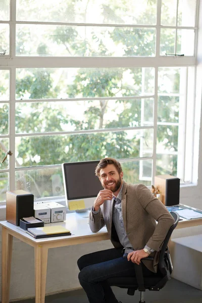 自信和创造力 一个英俊商人在办公室工作的画像 — 图库照片