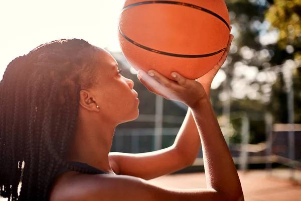 Показати Навички Приваблива Молода Спортсменка Стоїть Подвір Тримає Баскетбол Протягом — стокове фото