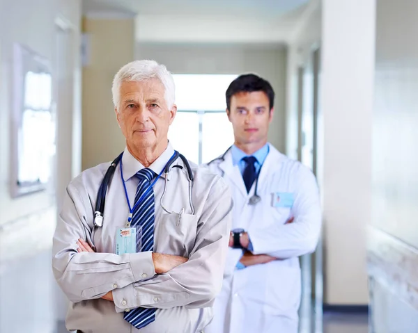 你可以信任的团队两个严肃的医生站在医院走廊上的画像 — 图库照片