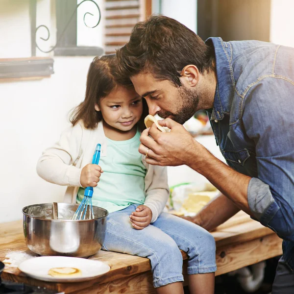 嗅觉和父亲与女儿在厨房里为煎饼 结合和学习 早晨和帮助家中的男子和少女烘焙 支持和传授营养 — 图库照片