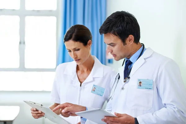 Encontrar Raiz Problema Dos Pacientes Jovem Médico Bonito Assistente Enfermagem — Fotografia de Stock