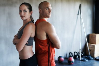 Spor portresi, kollar çapraz veya sağlık kulübü çalışmasından sonra takım çalışması, fitness stüdyosu performansı veya beden eğitimi. Motivasyon, kardiyo işbirliği ya da sağlıklı erkek, kadın ya da kendine güvenen insanlar.